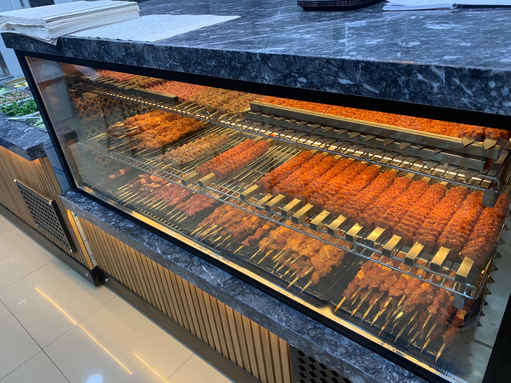 Kaldırım Kebap köz vitrini — günlük taze hazırlanmış kebap şişleri